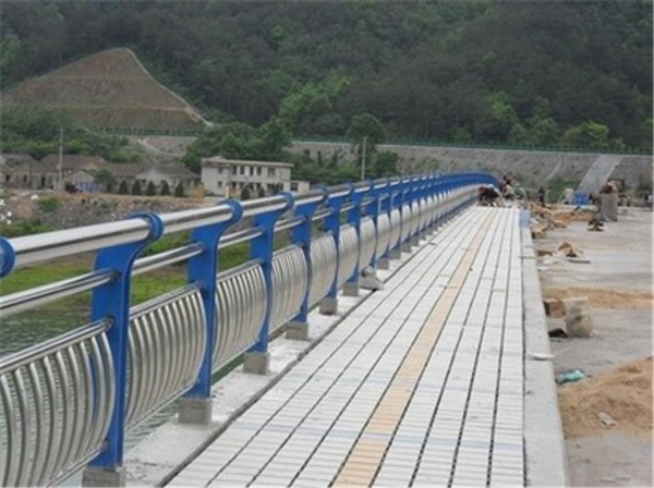 天水不锈钢桥梁护栏的特性及其在现代建筑中的应用